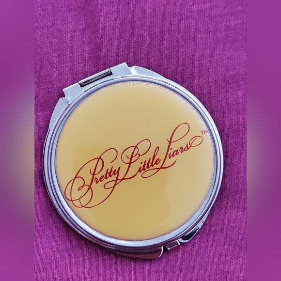 Pretty Little Liars Merchandise - Tee-shirt, Compact Mirror & Make-up Bag - Picture 3 of 6
